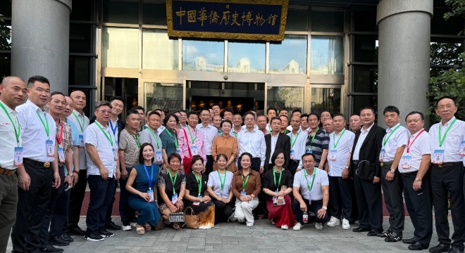 重溫抗戰(zhàn)歷史 緬懷華僑先烈 參加觀禮的僑界嘉賓參觀“萬(wàn)里同心”特展
