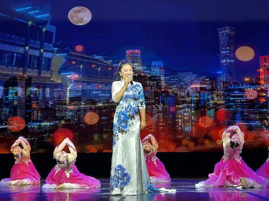 中國(guó)一級(jí)演員吳春燕帶來(lái)一曲《燈火里的中國(guó)》，讓在場(chǎng)觀看的華僑華人心潮澎湃、齊聲合唱。人民日?qǐng)?bào)記者 陳海琪攝
